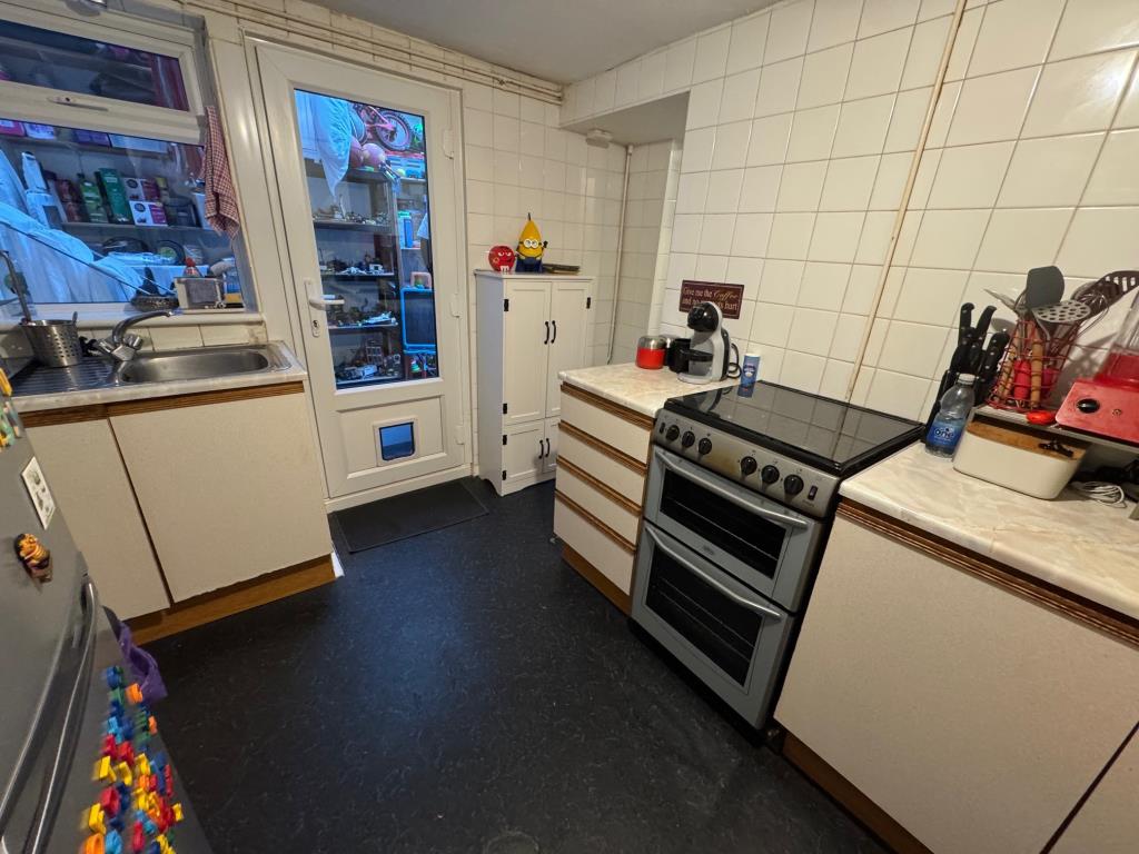Lot: 135 - FREEHOLD INVESTMENT OF THREE FLATS - Ground floor flat alternative view